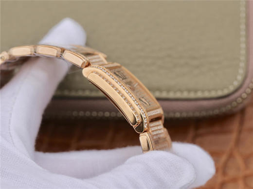 AW百达翡丽Twenty~4系列、的外观从Gondolo系列演化而来，长方形的表壳与手腕纤细的女士非常相称，表壳、表镜特别以弧面设计，让腕表更加贴合手腕 商品图2