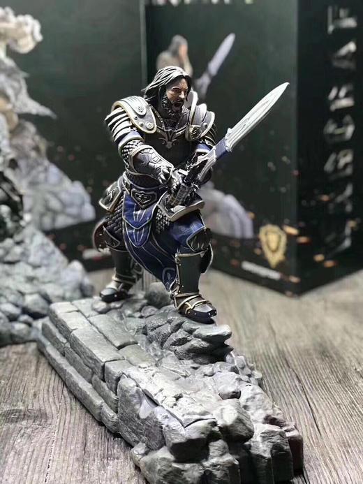 正版魔兽世界人族洛萨，兽人杜隆坦手办带led灯，可当手机充电支架 商品图2