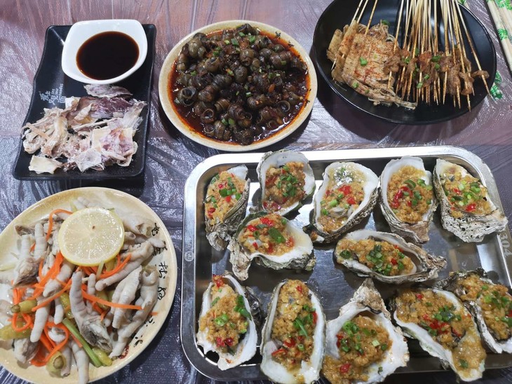 【船山路】老北京夜宵生蚝,螺丝,鱿鱼,金针菇,凤爪,小肉,餐位费通通含