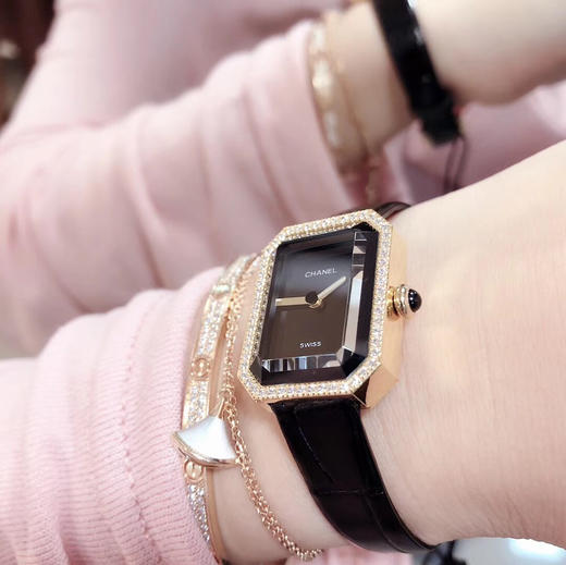 CHANEL香奈儿最新款 上手图 小号 PREMIÈRE 腕表的八角形轮廓与巴黎芳登广场的形状如出一辙。这一隽永恒久 商品图1
