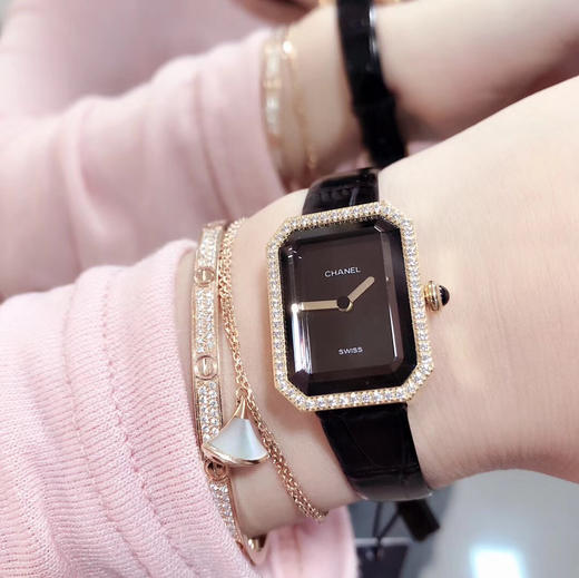 CHANEL香奈儿最新款 上手图 小号 PREMIÈRE 腕表的八角形轮廓与巴黎芳登广场的形状如出一辙。这一隽永恒久 商品图2