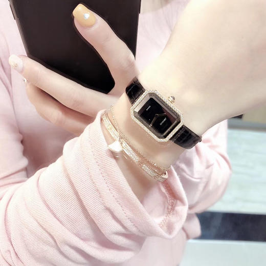 CHANEL香奈儿最新款 上手图 小号 PREMIÈRE 腕表的八角形轮廓与巴黎芳登广场的形状如出一辙。这一隽永恒久 商品图4
