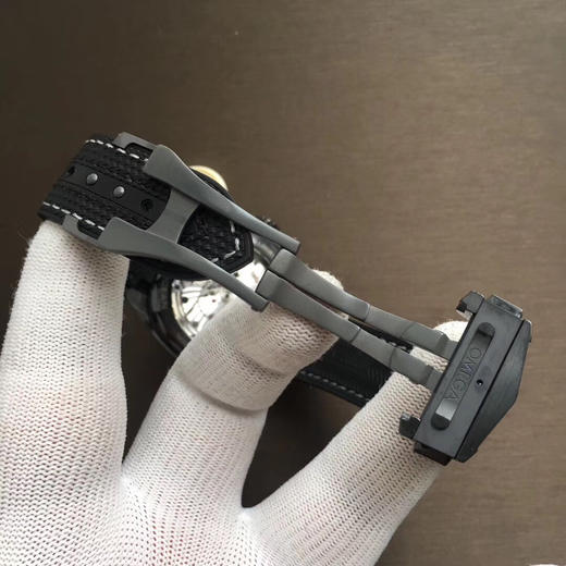 VS欧miga 海马海洋宇宙系列 "深海之黑"
全陶瓷壳套、专有Cal.8906机械机芯、全橡胶表带等等都是它的标配。 商品图8