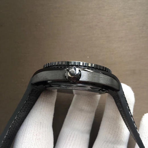 VS欧miga 海马海洋宇宙系列 "深海之黑"
全陶瓷壳套、专有Cal.8906机械机芯、全橡胶表带等等都是它的标配。 商品图6