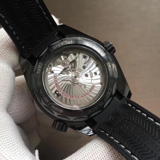 VS欧miga 海马海洋宇宙系列 "深海之黑"
全陶瓷壳套、专有Cal.8906机械机芯、全橡胶表带等等都是它的标配。 商品图4