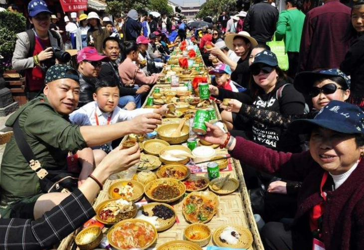 地道美食 楚雄—彝人长街宴 长桌宴是彝族宴席的最高形式与隆重礼仪