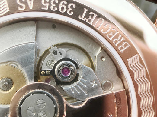 N宝玑经典系列5967BB/11/9W6腕表 宝玑具古典风格的焊接式圆角表耳 外壳缘饰钱币纹 采用了拉丝打磨罗马数字表盘刻度 烧钢蓝针 商品图6