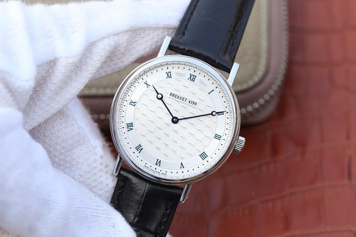 N宝玑经典系列5967BB/11/9W6腕表 宝玑具古典风格的焊接式圆角表耳 外壳缘饰钱币纹 采用了拉丝打磨罗马数字表盘刻度 烧钢蓝针 商品图2