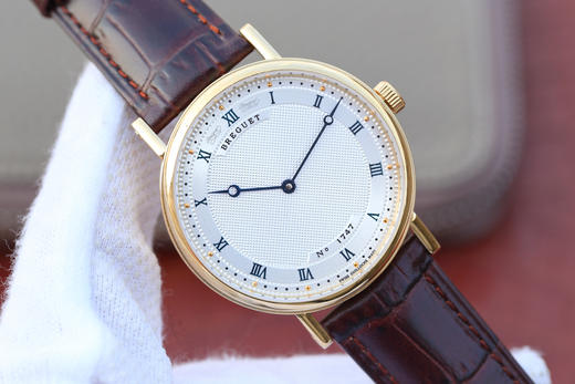 N宝玑经典系列5967BB/11/9W6腕表 宝玑zui具古典风格的焊接式圆角表耳 外壳缘饰钱币纹 采用了拉丝打磨罗马数字表盘刻度 烧钢蓝针 商品图1