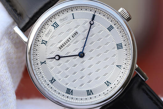 N宝玑经典系列5967BB/11/9W6腕表 宝玑具古典风格的焊接式圆角表耳 外壳缘饰钱币纹 采用了拉丝打磨罗马数字表盘刻度 烧钢蓝针 商品图1