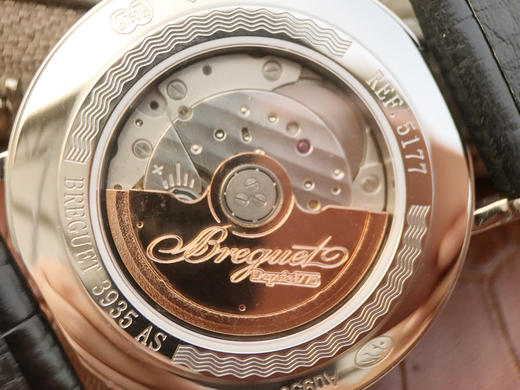 N宝玑经典系列5967BB/11/9W6腕表 宝玑具古典风格的焊接式圆角表耳 外壳缘饰钱币纹 采用了拉丝打磨罗马数字表盘刻度 烧钢蓝针 商品图6