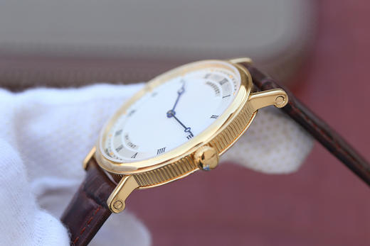 N宝玑经典系列5967BB/11/9W6腕表 宝玑zui具古典风格的焊接式圆角表耳 外壳缘饰钱币纹 采用了拉丝打磨罗马数字表盘刻度 烧钢蓝针 商品图3