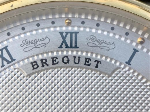 N宝玑经典系列5967BB/11/9W6腕表 宝玑zui具古典风格的焊接式圆角表耳 外壳缘饰钱币纹 采用了拉丝打磨罗马数字表盘刻度 烧钢蓝针 商品图2