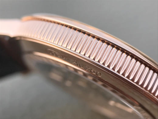 N宝玑经典系列5967BB/11/9W6腕表 宝玑具古典风格的焊接式圆角表耳 外壳缘饰钱币纹 采用了拉丝打磨罗马数字表盘刻度 烧钢蓝针 商品图4