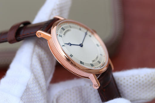 N宝玑经典系列5967BB/11/9W6腕表 宝玑具古典风格的焊接式圆角表耳 外壳缘饰钱币纹 采用了拉丝打磨罗马数字表盘刻度 烧钢蓝针 商品图2