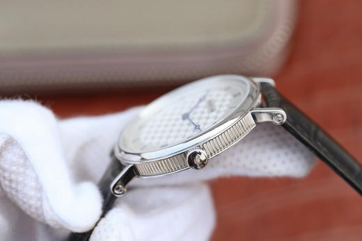 N宝玑经典系列5967BB/11/9W6腕表 宝玑具古典风格的焊接式圆角表耳 外壳缘饰钱币纹 采用了拉丝打磨罗马数字表盘刻度 烧钢蓝针 商品图3