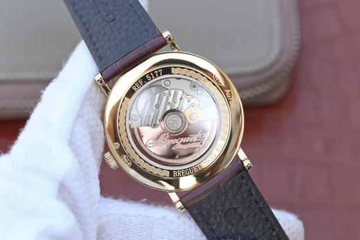 N宝玑经典系列5967BB/11/9W6腕表 宝玑zui具古典风格的焊接式圆角表耳 外壳缘饰钱币纹 采用了拉丝打磨罗马数字表盘刻度 烧钢蓝针 商品图4