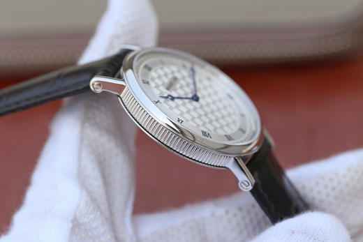 N宝玑经典系列5967BB/11/9W6腕表 宝玑具古典风格的焊接式圆角表耳 外壳缘饰钱币纹 采用了拉丝打磨罗马数字表盘刻度 烧钢蓝针 商品图4