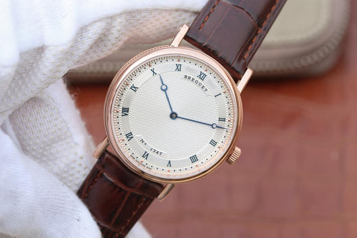 N宝玑经典系列5967BB/11/9W6腕表 宝玑具古典风格的焊接式圆角表耳 外壳缘饰钱币纹 采用了拉丝打磨罗马数字表盘刻度 烧钢蓝针 商品图1