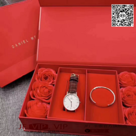 520特别奉献 DW玫瑰礼盒套装，DW玫瑰金钢带手表➕DW开口手镯➕双盒玫瑰礼盒