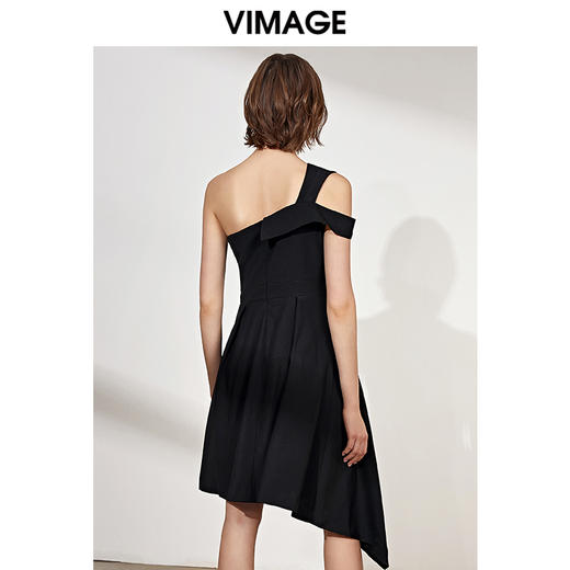 VIMAGE纬漫纪女装春夏斜肩礼服连衣裙 不规则裙摆晚礼服V1077604 商品图3