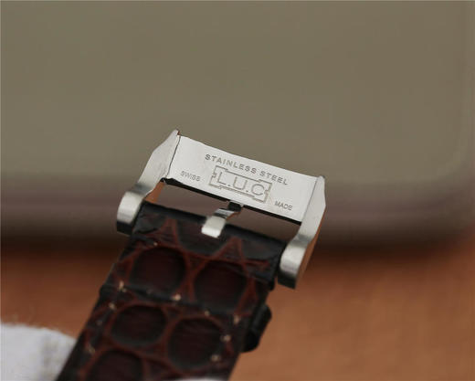 LUC出品集腕表与怀表一体的萧邦L.U.C系列161923-1001腕表震撼来袭！两位一体，简约大气。皮表带，自动机械机芯，透底。 商品图9