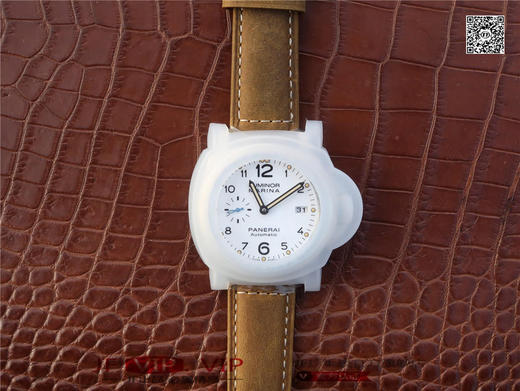 XF沛纳海PAM01523 系列：LUMINOR 1950 P9010自动机械,42毫米直径,中性 蓝宝石镜面，磨砂头层牛皮 振频：28,800每小时振荡 商品图10