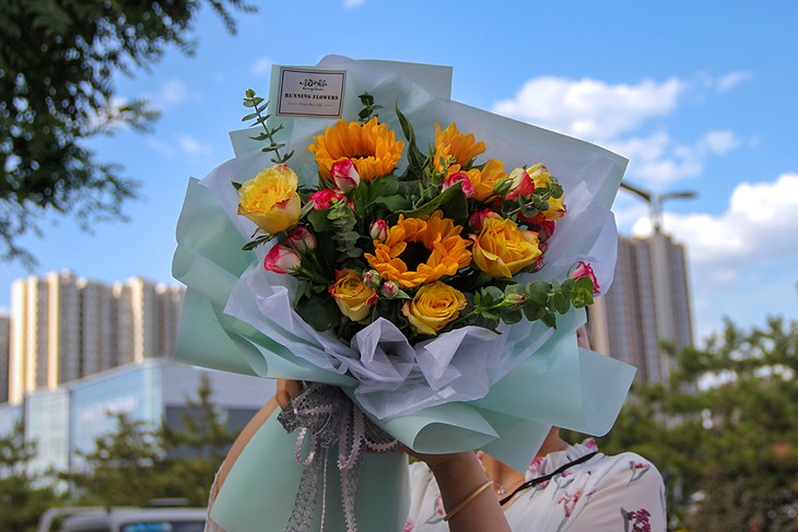 【花儿与少年】丨流行手捧花束,搭配向日葵,闪耀玫瑰