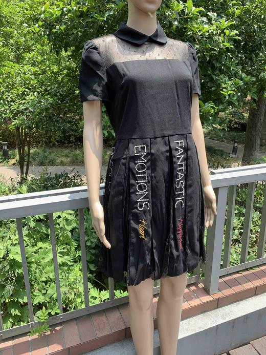 65-4字母刺绣蕾丝拼接 彼得潘小翻领 连衣裙 圆正 偏小一号 商品图3