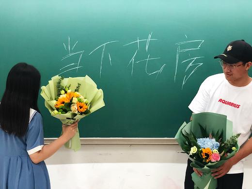 【风华正茂 顺丰包邮 】中花向日葵3 尤加利叶2 香槟玫瑰5  绿色小雏菊2 绿色洋桔梗6朵 商品图4