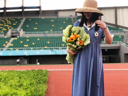 【风华正茂 顺丰包邮 】中花向日葵3 尤加利叶2 香槟玫瑰5  绿色小雏菊2 绿色洋桔梗6朵 商品图8