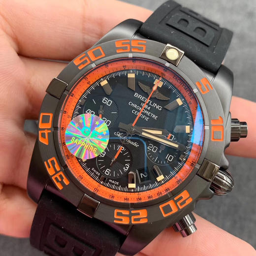 GF版本 黑鹰百年灵终极计时腕表（Chronomat 44 Raven）
炫酷黑色表壳、表盘饰以橙色元素，鲜明对比带来动感活力。经高强度碳化处理的黑钢表壳经缎纹磨砂处理，搭配黑色橡胶表带 商品图2