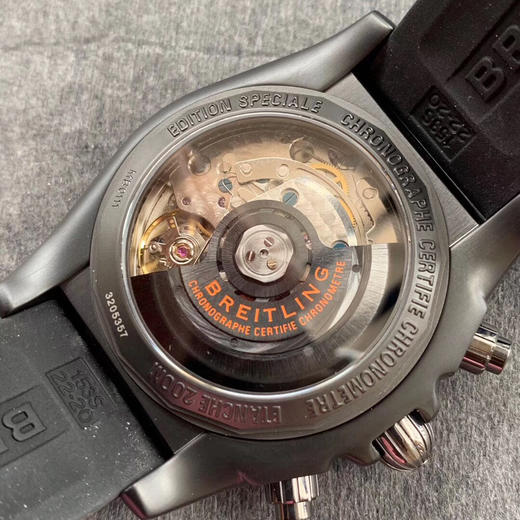 GF版本 黑鹰百年灵终极计时腕表（Chronomat 44 Raven）
炫酷黑色表壳、表盘饰以橙色元素，鲜明对比带来动感活力。经高强度碳化处理的黑钢表壳经缎纹磨砂处理，搭配黑色橡胶表带 商品图7