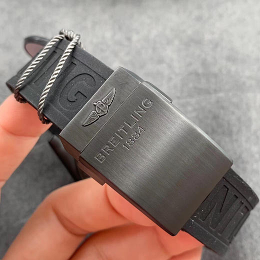GF版本 黑鹰百年灵终极计时腕表（Chronomat 44 Raven）
炫酷黑色表壳、表盘饰以橙色元素，鲜明对比带来动感活力。经高强度碳化处理的黑钢表壳经缎纹磨砂处理，搭配黑色橡胶表带 商品图5