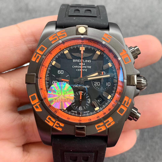 GF版本 黑鹰百年灵终极计时腕表（Chronomat 44 Raven）
炫酷黑色表壳、表盘饰以橙色元素，鲜明对比带来动感活力。经高强度碳化处理的黑钢表壳经缎纹磨砂处理，搭配黑色橡胶表带 商品图0