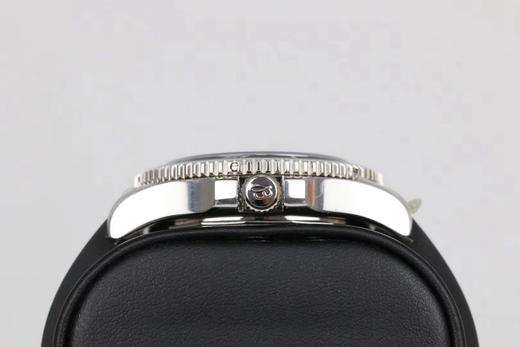 GM百年灵SUPEROCEAN42超级海洋42腕表系列海洋42腕表（Superocean42）将绚丽色彩大胆运用在分钟刻度斜角内圈, 商品图10