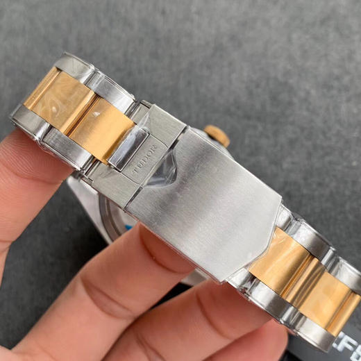 ZF出品 新款间金帝舵 启承系列巴塞尔新品 
【表壳】腕表直径41mm。棱角分明，阳刚大气。从使用CNC数控机床切割铸胚到成形 商品图5