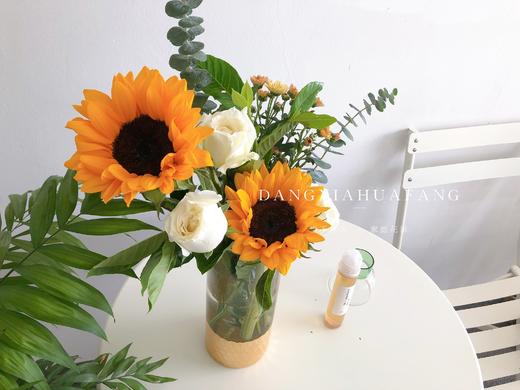 【蜗牛】中花向日葵2支 白色玫瑰3 香槟小雏菊2 尤加利叶2 商品图1