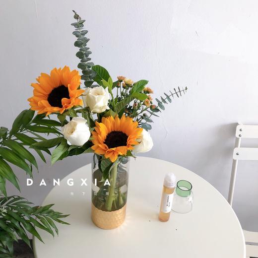 【蜗牛】中花向日葵2支 白色玫瑰3 香槟小雏菊2 尤加利叶2 商品图0