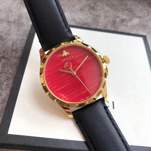 最新广告款Gucci古驰小蜜蜂，表径38mm，矿物质玻璃，进口石英机芯，绿松石蓝、珊瑚红两种合成宝石面配搭，牛皮表带。 商品图4