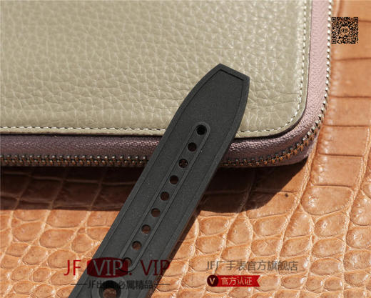 百年灵超级海洋，火热呈现。劲酷的钛合金外壳搭配烟煤色Military军用表带，尽显品牌的阳刚魅力，又带来轻盈舒适的便捷体验 商品图8