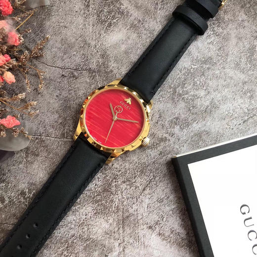 最新广告款Gucci古驰小蜜蜂，表径38mm，矿物质玻璃，进口石英机芯，绿松石蓝、珊瑚红两种合成宝石面配搭，牛皮表带。 商品图5