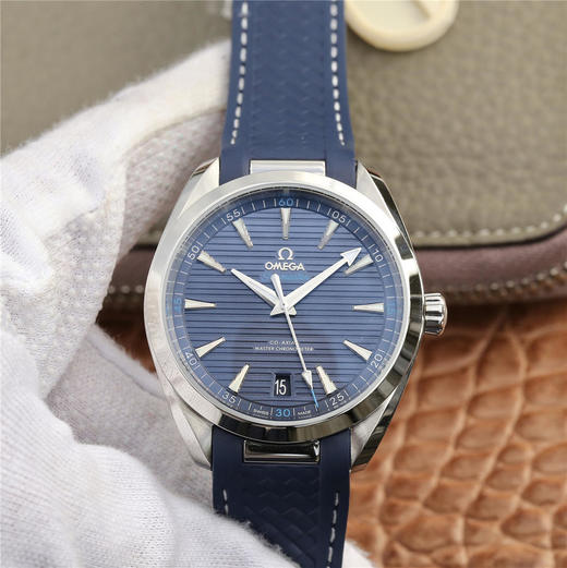 3s欧米茄海马系列41MM，搭载最新一体机8900机芯！全新水平纹理表盘.6点位置日历窗.搭配天然橡胶表带，夏天游泳最佳选择！ 商品图0