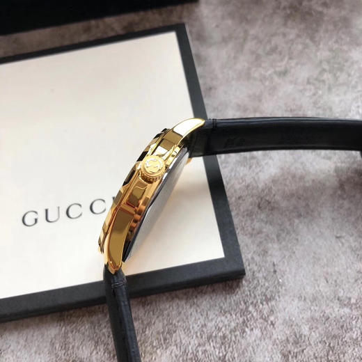 最新广告款Gucci古驰小蜜蜂，表径38mm，矿物质玻璃，进口石英机芯，绿松石蓝、珊瑚红两种合成宝石面配搭，牛皮表带。 商品图7