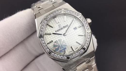 JF爱彼67650，行业买正品开模，厚度与结构和原版一样 釆用原版同类ETA石英金色机芯，ETA石英机芯是12点快跳日历。 商品图2