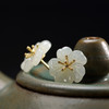 YLY-S925纯银镀金镶嵌和田玉白玉梅花百搭耳钉 商品缩略图1
