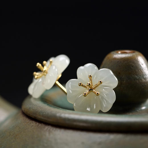 YLY-S925纯银镀金镶嵌和田玉白玉梅花百搭耳钉 商品图1