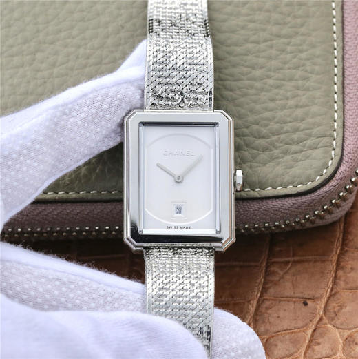 BV香奈儿将第一款充满女性韵味的PREMIÈRE腕表，带入充满阳刚之美的新境界。女士腕表，精钢表带，石英机芯，密底。 商品图0