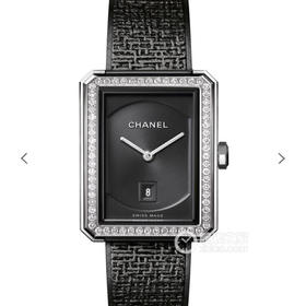 BV香奈儿将第一款充满女性韵味的PREMIÈRE腕表，带入充满阳刚之美的新境界。女士腕表，精钢表带，石英机芯，密底。