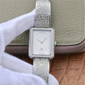 BV香奈儿将第一款充满女性韵味的PREMIÈRE腕表，带入充满阳刚之美的新境界。女士腕表，精钢表带，石英机芯，密底。